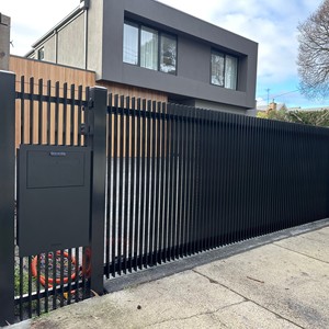 Valla de Láminas Verticales con Recubrimiento de Polvo Negro para Jardín de Villa, Paneles de Privacidad y Seguridad Comerciales - Product Image 1