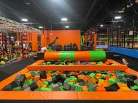 Parc de trampoline pour enfants sur le thème de la galaxie, tapis de saut LED étoilés, filets de sécurité, construction en acier et mousse pour les aires de jeux intérieures (âges