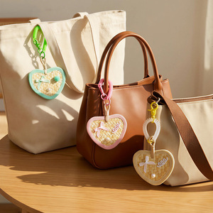 Summer-themed refreshing straw-woven heart-shaped palm leaf fan ornament with bow decoration, portable <b>small</b> fan for <b>bags</b>. - Product Image 1