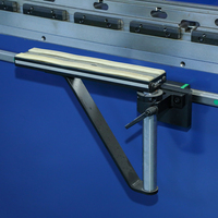 Presse plieuse hydraulique automatique à commande numérique CNC pour le traitement de la tôle d'acier et de la fer