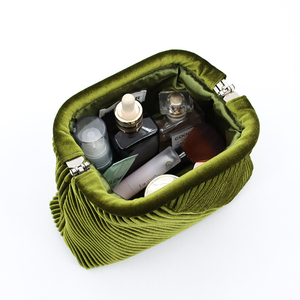 Borsa <span class=keywords><strong>per</strong></span> il Trucco in Velluto Elegante con Logo Personalizzato <span class=keywords><strong>per</strong></span> Donne, Regalo Nuziale, Pochette da Viaggio <span class=keywords><strong>per</strong></span> Cosmetici, Organizer <span class=keywords><strong>per</strong></span> Articoli da Toeletta - Product Image 3