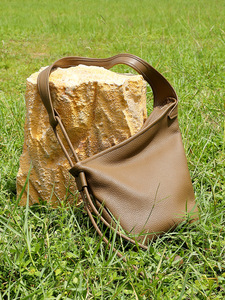 Sacs à bandoulière en cuir véritable populaires à faible MOQ pour femmes - Portables, légers, inspirés des créateurs, forme unique 2026 - Product Image 4