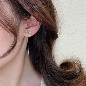 Pendientes de Plata con Diseño de Copo de Nieve y Circonita, Estilo Lindo para Fiestas, Línea La Monada para Mujer, Chapados en Oro/Plata - Product Image 3