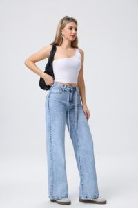 Nuovi jeans in denim lavato, comodi, versatili, a vita alta, con coulisse regolabile e decorati con strass. - Product Image 5