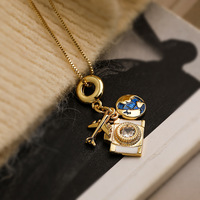 Collier pendentif en cuivre plaqué or tendance et créatif, avec zircon, design appareil photo, avion, passeport, pour hommes et femmes, vente chaude