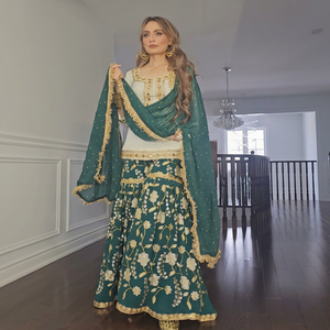 Robe de mariée traditionnelle indienne pakistanaise verte brodée pour femme, longueur ras du sol, coupe classique, avec travail doré, extensible - Product Image 1