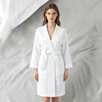 Peignoir en coton blanc gaufré, séchage rapide, unisexe, personnalisable avec logo et couleur, pour hôtels 5 étoiles, spas et usage domestique.