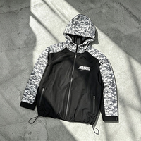 Veste coupe-vent légère et respirante pour sports de plein air avec logo personnalisé, camouflage numérique, empiècements, capuche et poches zippées