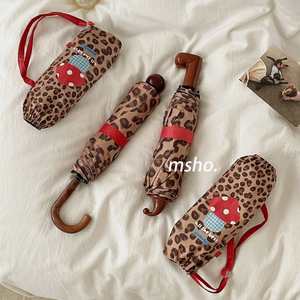 Parapluie pliant à 8 panneaux avec poignée en bois courbée à imprimé léopard et applique champignon rouge, idéal pour les femmes en voyage et la promotion de marques - Product Image 1