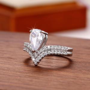 Anello Cocktail F1813 con Cristallo Taglio Pera e Strass, Anello di Fidanzamento da Donna in Argento 925 con Incastonatura a Pavé, Gioielleria Fine - Product Image 3