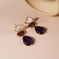 Boucles d'oreilles en coquillage blanc naturel 18*52mm avec pendentif en quartz fraise et améthyste de forme géométrique, serti à griffes plaqué or