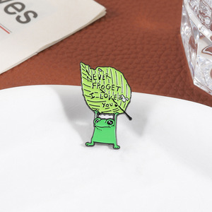Spilla in smalto con design innovativo: Rana che non dimentica mai 'Ti amo', simpatica rana che tiene una foglia verde, distintivo da borsa e da risvolto - Product Image 5