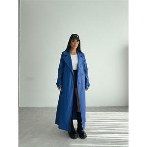 Manteau trench en cuir matelassé bleu pour femmes, long, avec décoration en tissu denim imprimé, fermeture à ceinture, pour la saison automne-hiver - Product Image 1