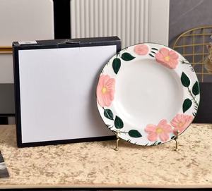 Services de vaisselle en céramique modernes, luxueux, durables et écologiques, blancs, en stock : assiettes, bols, tasses, soucoupes, compatibles four, micro-ondes et lave-vaisselle - Product Image 3