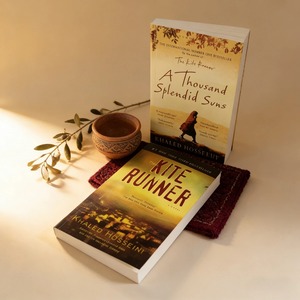 Il corridore con il aquilone e Mille splendidi soleggiamenti: Collezione <span class=keywords><strong>di</strong></span> 2 libri <span class=keywords><strong>di</strong></span> Khaled Hosseini. <span class=keywords><strong>Classici</strong></span> letterari moderni globali definitivi - Product Image 1