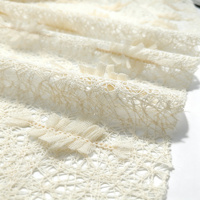 Tissu en tweed ajouré à maille creuse 100% polyester 130 g/m² 148 cm avec franges verticales en dentelle pour la production de tenues de mode personnalisées