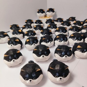 Muñeco de Madera Shiba Inu de Color Negro, Adorno de Escritorio Hecho a Mano, Linda Decoración, Regalo de Oficina, Pieza Única, Diseño Moderno - Product Image 4