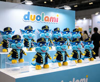 Peluche personnalisée OEM ODM Dragon de dessin animé, jouet en peluche doux avec casquette de pilote bleue pour enfants, cadeau, poupée en peluche personnage de dessin animé