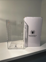 Enclos sur mesure moderne et haut en acrylique transparent pour araignée sauteuse, avec porte coulissante magnétique et ventilation micro-perforée