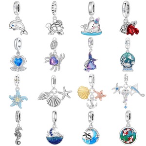 Accesorio original para pulsera DIY con colgantes de tortuga, delfín, estrella de mar y conchas marinas, que incorpora elementos costeros. - Product Image 1