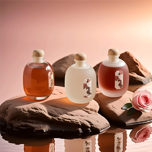 Bouteille en verre ronde givrée vide avec bouchon en liège pour l'emballage de la vodka, du <span class=keywords><strong>gin</strong></span>, du rhum, du whisky, des spiritueux, des boissons, des jus et du vin - Product Image 1