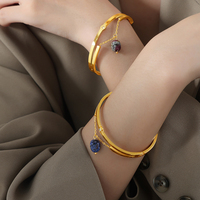 Vente en gros de bracelets jonc en acier inoxydable plaqué or avec pierre naturelle de style minimaliste chinois