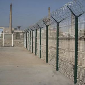 Panneaux de clôture en treillis métallique robuste pour la sécurité extérieure, la délimitation des jardins et la protection anti-escalade - Product Image 1