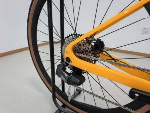 Bicicleta Eléctrica de Carretera de Carbono Keyde con Motor de 250W, 36V SEN SAH, 2*12 Velocidades, Frenos de Disco Hidráulicos Mecánicos, Modelo E-Gravel Adventure - Product Image 4