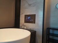 Téléviseur miroir étanche Hilton Standard 26 pouces avec audio stéréo intégré, idéal pour les hôtels et salles de bain de luxe contemporains