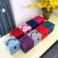 Boîte de rangement pour bijoux en velours avec fermoir métallique de couleurs assorties, trois étages amovibles, pour boucles d'oreilles et bagues