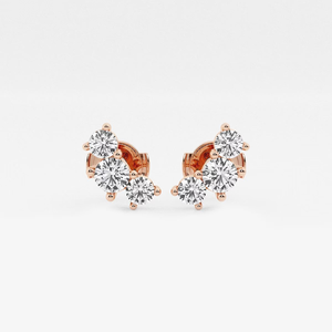 Élégantes boucles d'oreilles à trois pierres en diamant de laboratoire rond de 1 carat avec un éclat brillant, bijoux de luxe éthiques pour femmes - Product Image 1