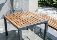 Ensemble table et chaises de salle à manger carrées modernes, structure métallique, construction en plastique, mobilier d'extérieur durable pour cour, plage, petits espaces