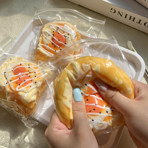 Jouet anti-stress en silicone de qualité alimentaire, simulé en forme d'œuf frit à double jaune et de pain grillé, jouet à presser pour soulager le stress - Product Image 1