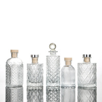 Flacons de parfum en verre d'aromathérapie de 30 ml/50 ml/100 ml/150 ml/200 ml, diffuseur d'arômes carré en relief avec finition mate et bouchon à vis