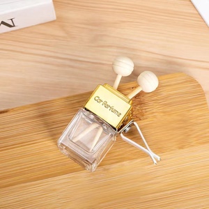 8ml parfüm araba hava spreyi şişesi kare cam uçucu yağ araç havalandırma difüzörü klip ile - Product Image 2