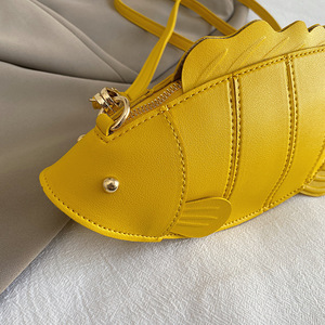 Bolso de Mano de Piel Sintética con Forma de Pez, Diseño Y2K, Personalizable con Logotipo y Patrón de Color, OEM/ODM, Producción en Pequeños Lotes, Multiusos, Bandolera, Bolso Novedoso - Product Image 5
