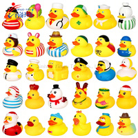 Canard en caoutchouc jaune populaire, canard en caoutchouc traditionnel qui couine, jouet flottant pour la décoration de la salle de bain et de la piscine familiale
