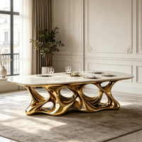 Table à manger sculpturale en fibre de verre avec cadre doré brillant et plateau rectangulaire en marbre blanc pour un intérieur de salle à manger moderne et luxueux