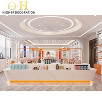 Meuble de présentation de parfums en bois sur mesure, mobilier tendance pour magasin de beauté, design intérieur personnalisé pour boutique de cosmétiques et maquillage