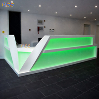 Réception de gymnase LED élégante et luxueuse en forme de L, surface solide Staron blanche, bureau d'accueil d'hôtel ou de bureau en forme de L