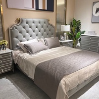 Lit Queen sur mesure de style français moderne et luxueux en crème, 100% bois massif avec revêtement en cuir, ensemble de meubles de chambre haut de gamme pour villa