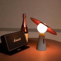 Lampe de table sculpturale moderne en métal avec abat-jour en disque rouge, base en cône bleu et globe blanc pour chambre à coucher, salon, bureau, hôtel