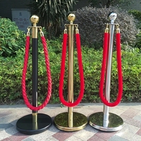 Tapis rouge décoratif à base solide pour l'extérieur Vip Couronne noire et dorée Ligne de file d'attente Pôle Barrière Corde Contrôle des foules
