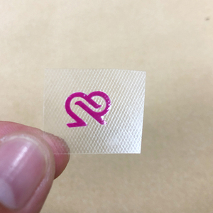 Étiquette de logo personnalisée en relief 3D découpée au laser, transfert thermique, étiquette à repasser sur les vêtements pour les t-shirts et les vêtements de sport - Product Image 1