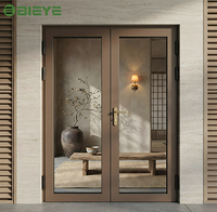 Porte extérieure moderne au design minimaliste avec grille en aluminium et verre dépoli pour la protection de l'intimité, battante à charnières, surface finie