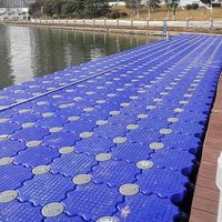 Marina flottante pour les yachts de luxe, les kayaks et les bateaux à moteur