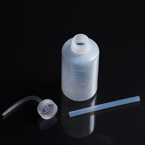 Bouteille de lavage colorée O'Kayme 500 ml avec bec courbé pour le nettoyage et le rinçage des cils - Product Image 1