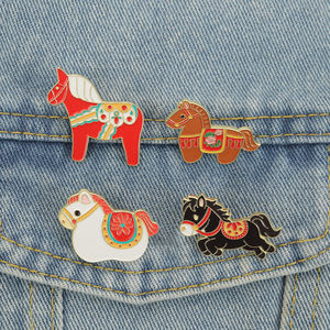 Broches de esmalte coloridos de mascota caballo, Año Nuevo <span class=keywords><strong>Lunar</strong></span> 2026, con diseño floral de caballo galopante y silla de montar, insignia de solapa, venta al por mayor - Product Image 1