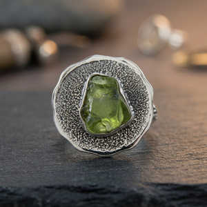 Hermoso Anillo de Plata de Ley 925 con Peridoto en Bruto y Engaste de Bisel, Diseño Elegante para Bodas y Fiestas - Product Image 3