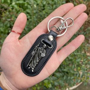 Llavero de Cuero San Judas Tadeo, Porta Llaves Metálico, Regalo Religioso, San María, San Benito, Jesús, San Judas - Product Image 1
